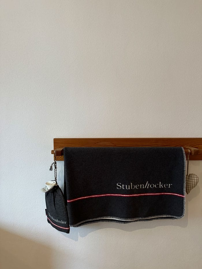 Spa Review: HUBERTUS Mountain Refugio Allgäu 10 Hubertus Zimmer Bettflasche