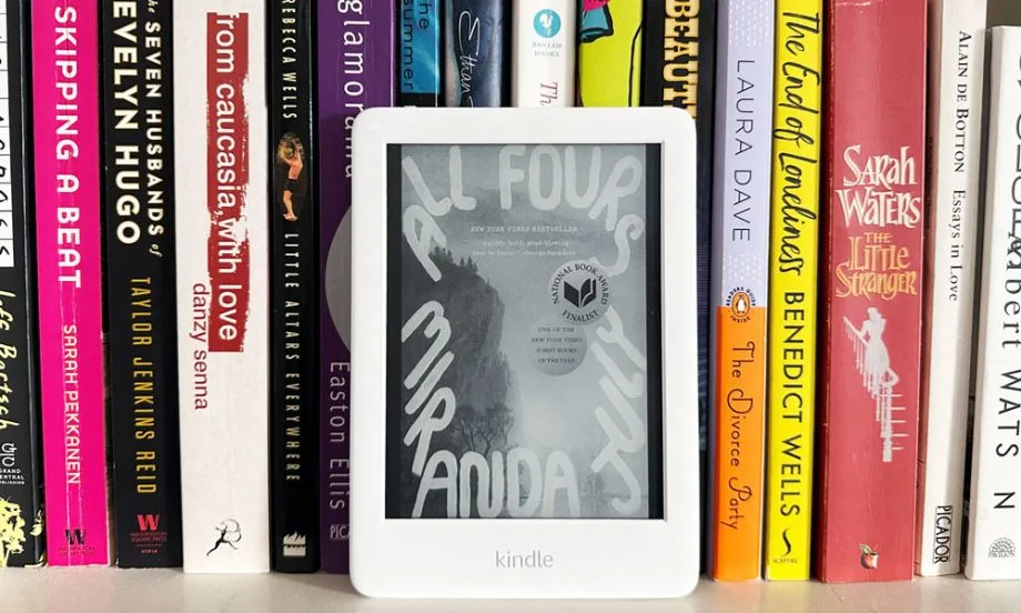 5 neue Romane, die mitten ins Herz treffen: Steffis Lesetipps 5 Romane, die ins Herz gehen: Steffis Lesetipps 2025 mit Miranda July, Richard Powers und mehr (Hey Pretty)