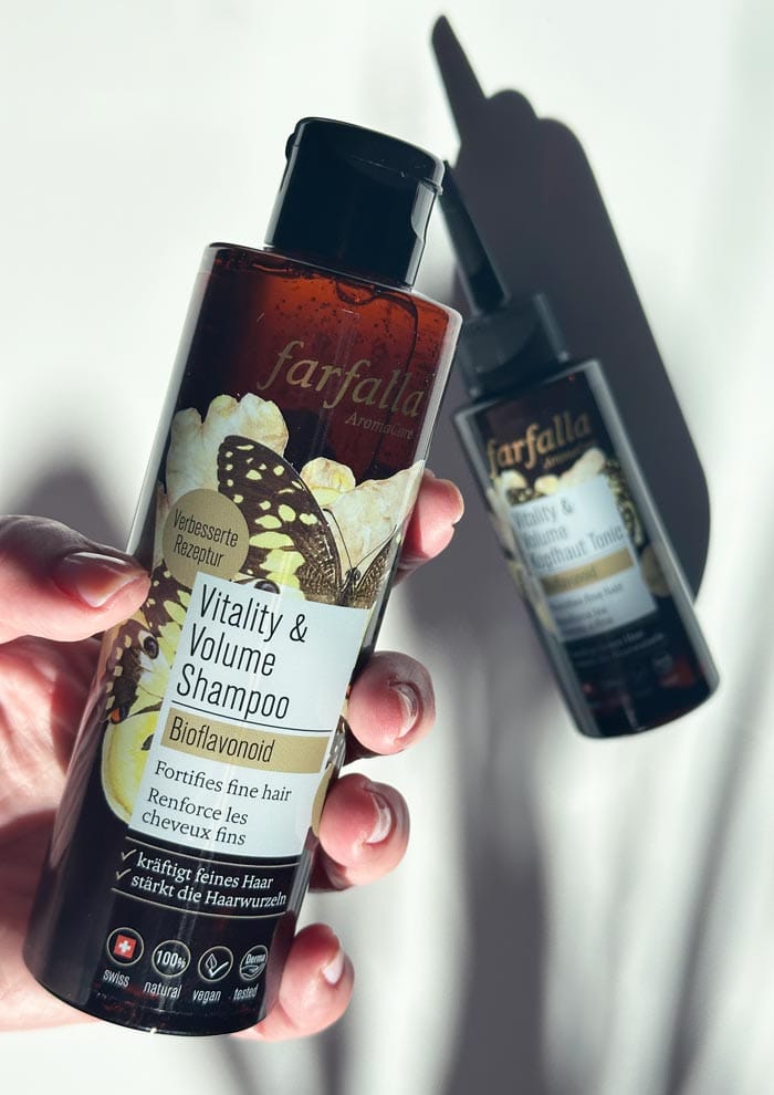Natürlich schönes Haar: Die neue farfalla Haarpflege 1 Farfalla VitalityVolume Shampoo Hand