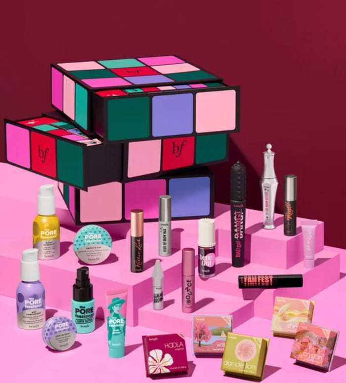 Beauty Adventskalender 2025: Hier findest du deinen Favoriten 25 Benefit GlamCube Adventskalender 2025