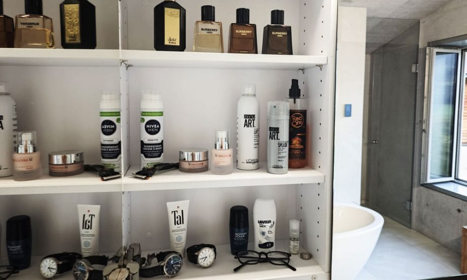 Show Me Your Badezimmerschränkli: Oliver Lüscher Show Me Your Badezimmerschränkli auf Hey Pretty: Oliver Lüscher