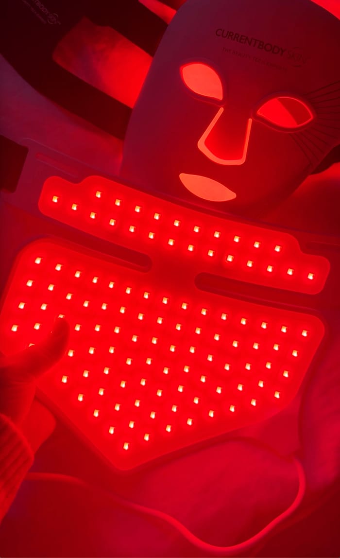 Meine CurrentBody Skin LED Maske-Liebesgeschichte – mit Update für Hals & Dekolleté! 3 Currentbody FaceNeck Eingeschaltet Hand