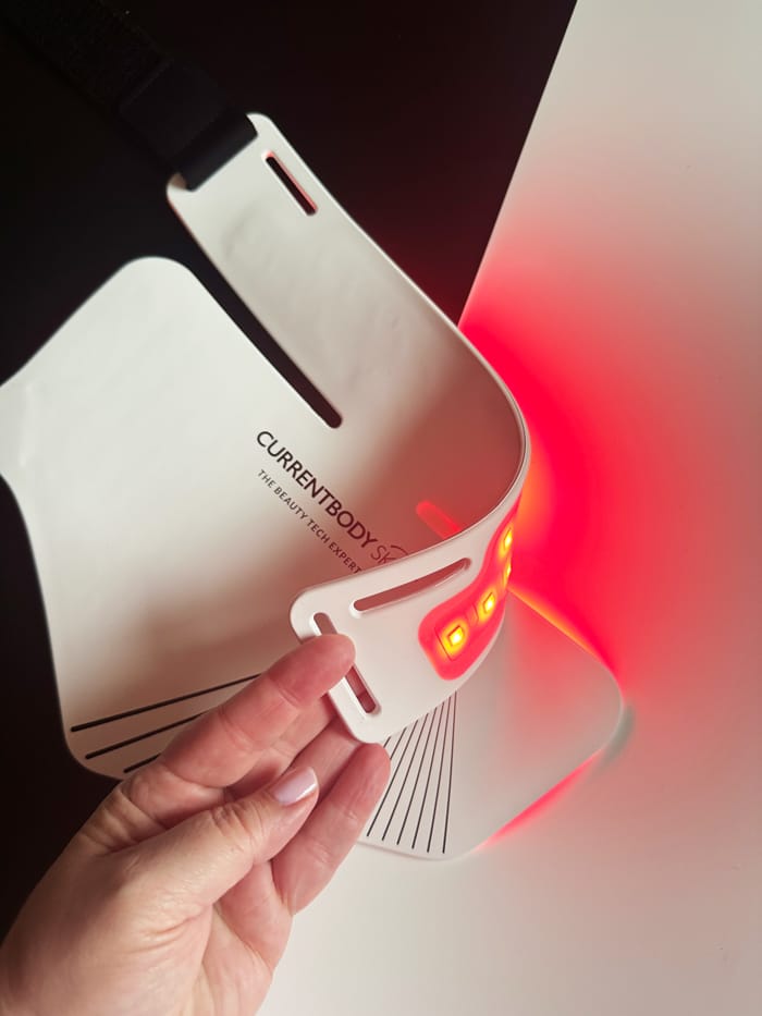Meine CurrentBody Skin LED Maske-Liebesgeschichte – mit Update für Hals & Dekolleté! 4 Currentbody Neck Eingeschaltet