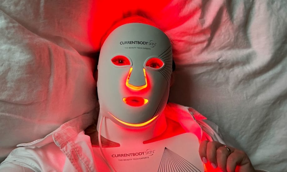 Meine CurrentBody Skin LED Maske-Liebesgeschichte – mit Update für Hals & Dekolleté! CurrentBody Skin LED Gesichtsmaske – und die neue LED Hals und Dekolletémaske: Meine Langzeiterfahrung auf Hey Pretty Schweiz
