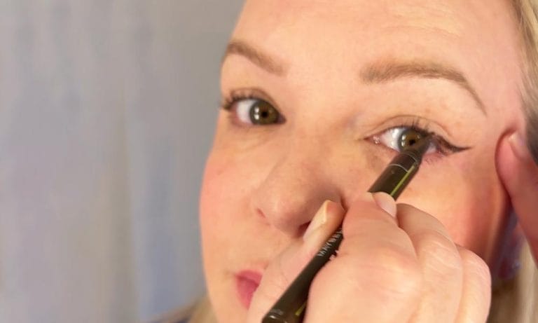 Cat Eye Lidstrich Tutorial: Das ultimative Tutorial für Ü40-jährige Cat Eye Lidstrich Tutorial für Ältere: Das Ü40 Tutorial auf Hey Pretty, Schritt für Schritt