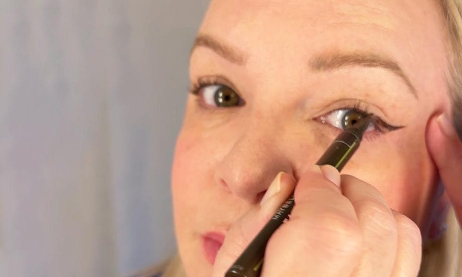 Cat Eye Lidstrich Tutorial: Das ultimative Tutorial für Ü40-jährige Cat Eye Lidstrich Tutorial für Ältere: Das Ü40 Tutorial auf Hey Pretty, Schritt für Schritt