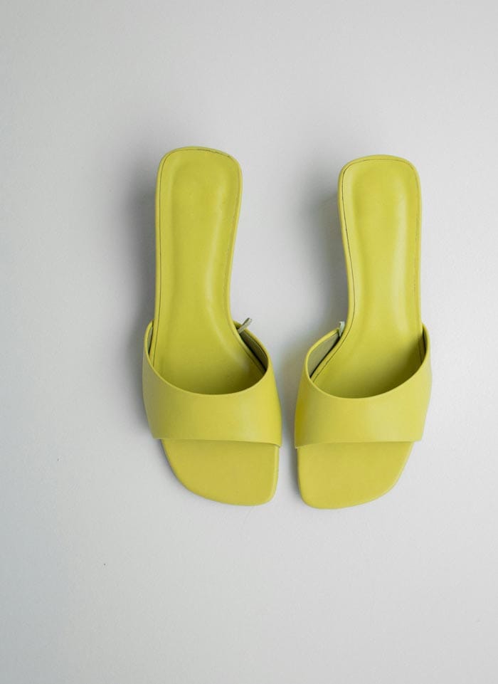 bademode pexels gabby sandalen