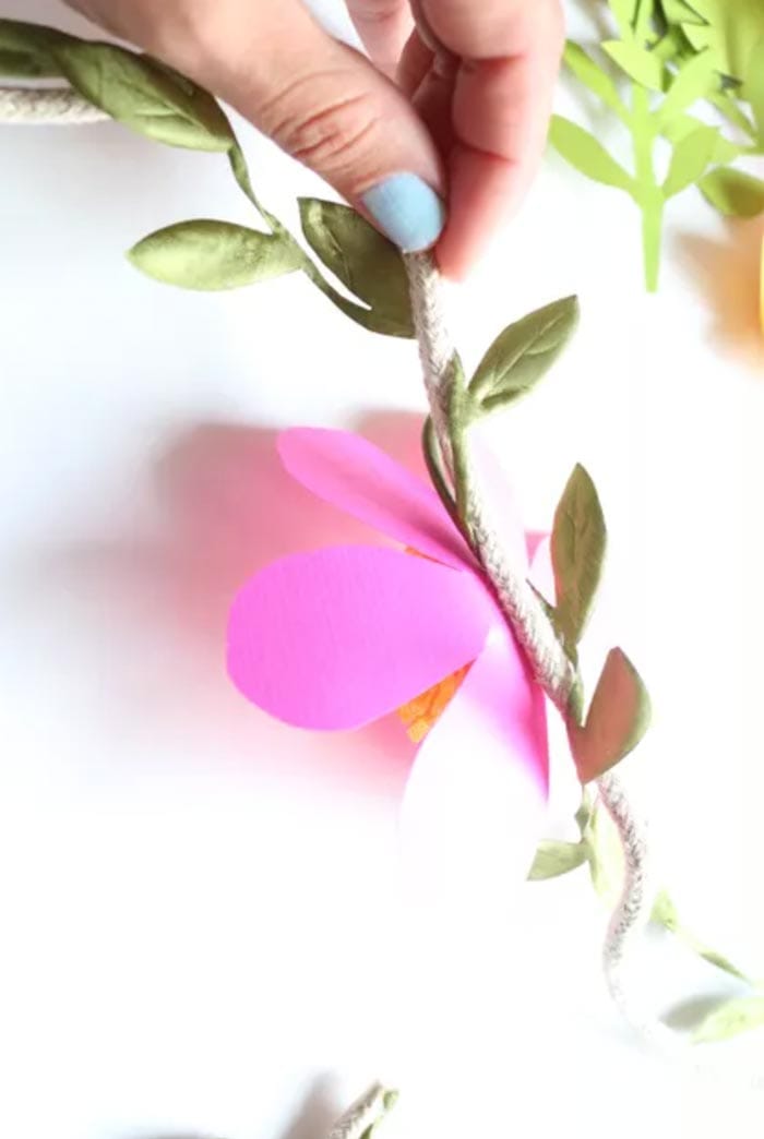 DIY Ideen für den Frühling: 10 schöne Projekte auf Pinterest 26 diy blumengirlande anna atkins 3