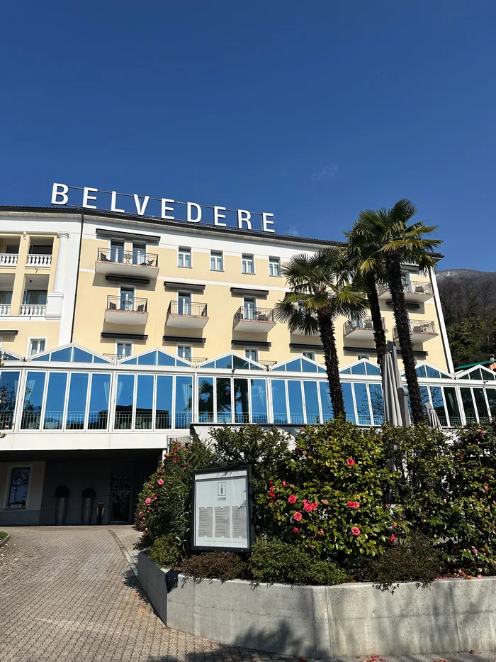 Spa Review mit ordentlich Frühlingssonne: Hotel Belvedere Locarno 5 Belvedere Hotel Aussen Palme