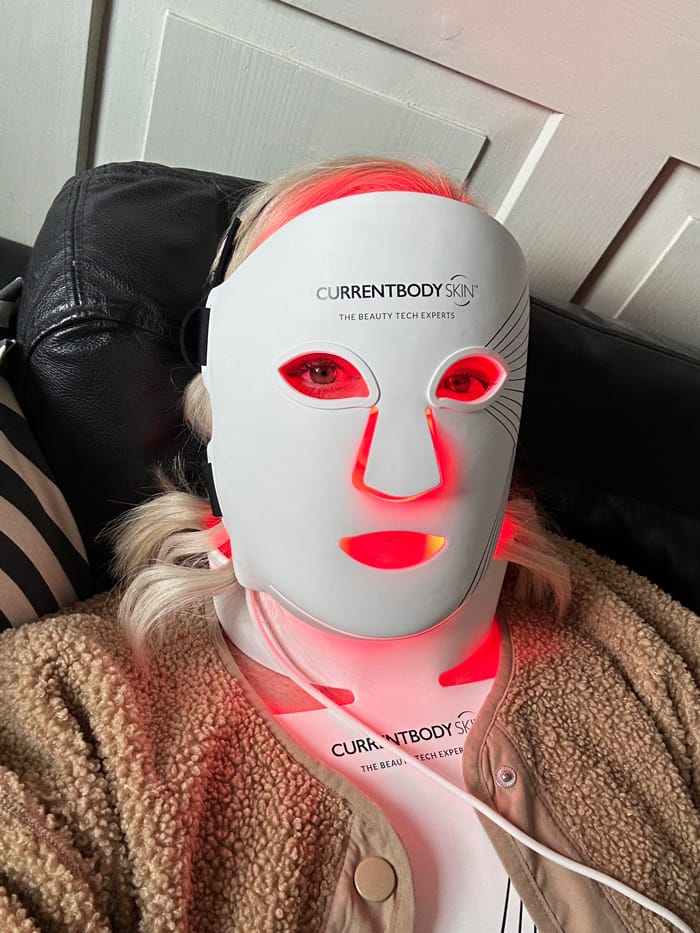 5 Gründe, warum ich immer wieder zu meiner CurrentBody Skin LED Rotlicht Therapie Gesichtsmaske greife 3 Teaser Currentbody LED Maske Steffi 2
