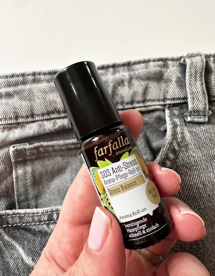 Mal kurz durchatmen mit der neuen farfalla Stress Balance Linie 13 farfalla SOS Rollon Hand