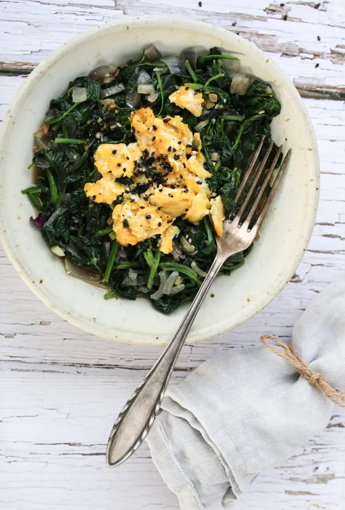 10 Tipps für mehr Frühlingsenergie: Die Self-Care-Hitliste 3 fruehling energie spinatsalat loumalou