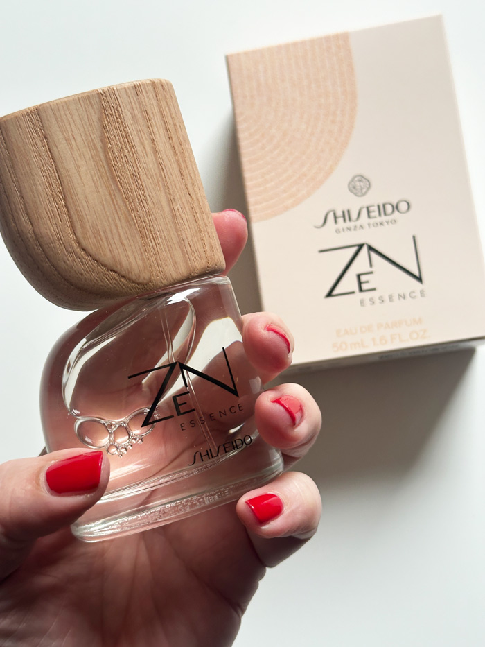 Shiseido Zen Essence: Ein Kokon für die Sinne 2 shiseido zen essence in hand