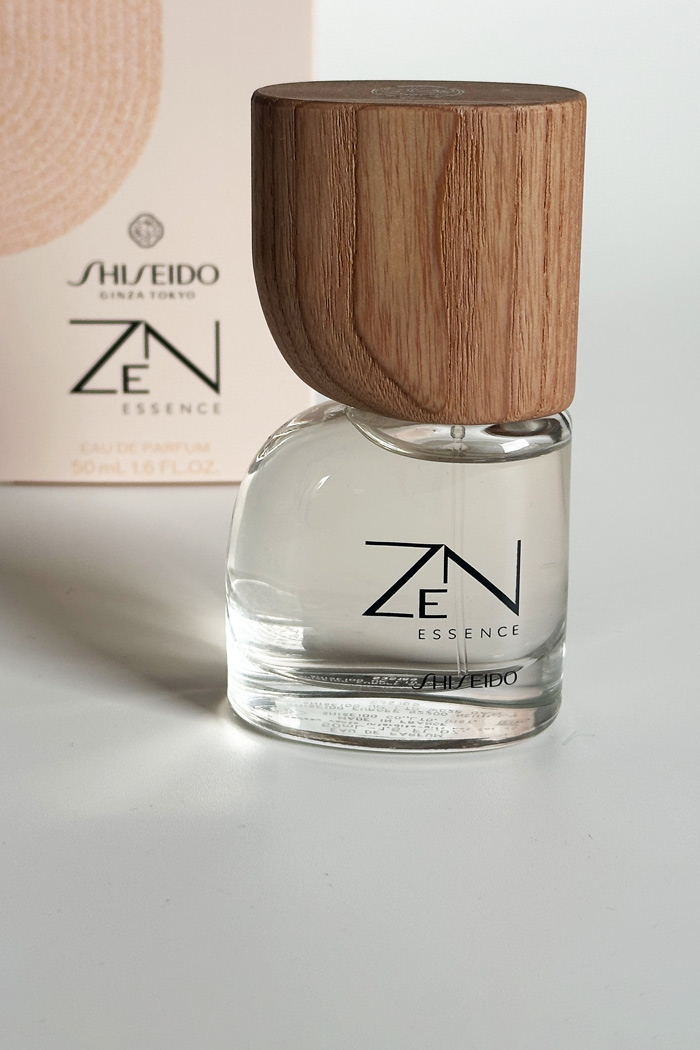 Shiseido Zen Essence: Ein Kokon für die Sinne 4 shiseido zen essence stehend