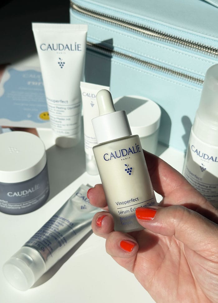 Pigmentflecken, adieu: Gewinne ein Caudalie Vinoperfect Gesichtspflege-Set! 1 Caudalie Vinoperfect Win Serum Hand