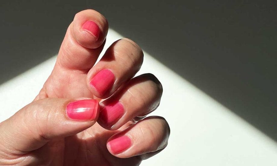 Glass Nails oder Jelly Nails? Wir testen den Transparent-Nagellack-Trend Glass Nails oder Jelly Nails? Wir testen den Transparent-Nagellack-Trend – mit Essie Glass Nails in Full Blown (Hey Pretty) – Syrup Nails, Juice Nails, Glass Nails, Rose Water Nails
