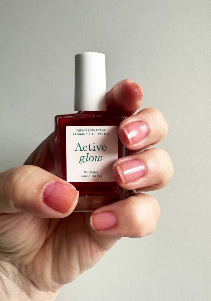 Glass Nails oder Jelly Nails? Wir testen den Transparent-Nagellack-Trend 2 Manucurist ActiveGlow Blueberry Swatch