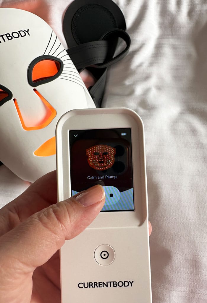 Was die CurrentBody LED Lichttherapie Maske: 3. Generation anders macht 11 Currentbody LED 3Gen Display Calm Go