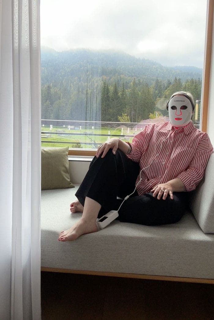 Was die CurrentBody LED Lichttherapie Maske: 3. Generation anders macht 10 Currentbody LED 3Gen HotelMood