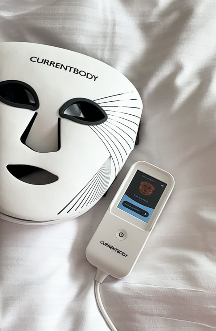 Was die CurrentBody LED Lichttherapie Maske: 3. Generation anders macht 3 Currentbody LED 3Gen Mask Liegend