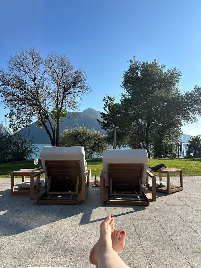 Wellness-Auszeit in Lugano in den Swiss Diamond Hotels 32 LaRomantica Pool Footsie