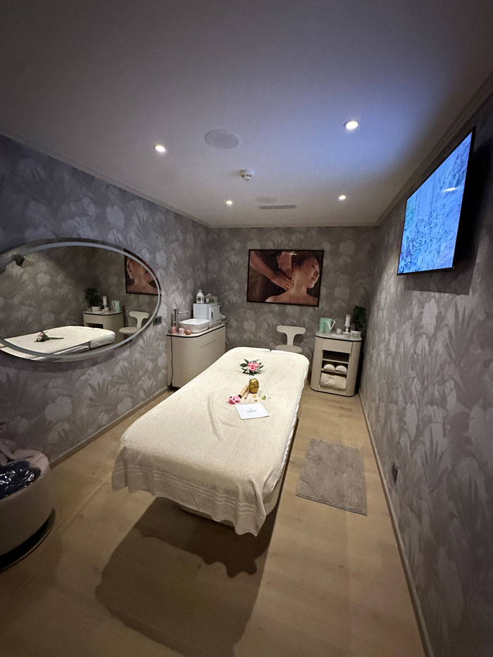 Wellness-Auszeit in Lugano in den Swiss Diamond Hotels 35 LaRomantica Spa Behandlungsraum