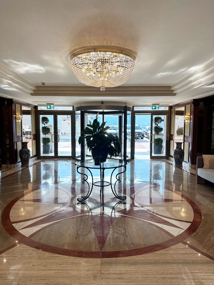 Wellness-Auszeit in Lugano in den Swiss Diamond Hotels 3 LakeLugano Hotel Lobby Aussicht