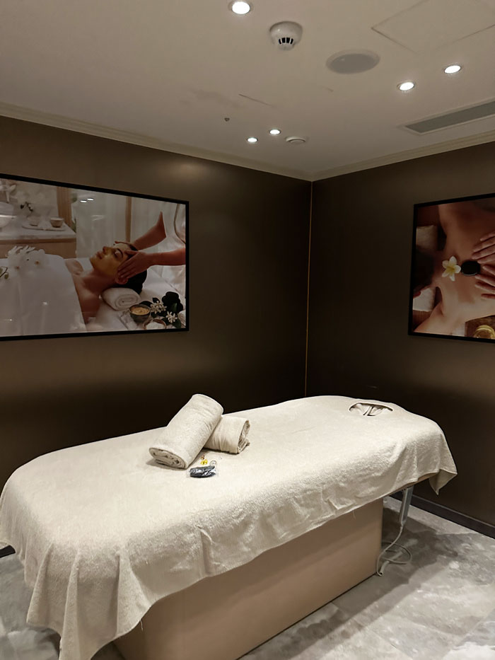 Wellness-Auszeit in Lugano in den Swiss Diamond Hotels 10 LakeLugano Spa TreatmentRaum